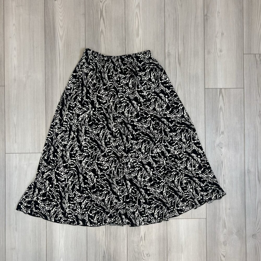 Chicoβs Size 2 Large Slinky Black & White Printed A-Line Skirt Travelers Stretch